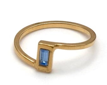 90s Baguette in Blue Ring Size 5.75 5 3/4 Yellow Gold Tone Blue Rhinestone Bezel Set Rectangle