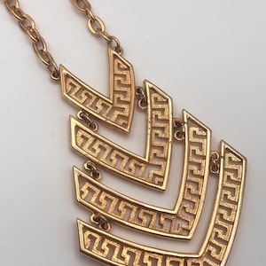 Vintage 60s Lisner Articulated Greek Key Pattern Pendant Necklace 26 Inches Yellow Gold Tone Chevron Cutout Detail