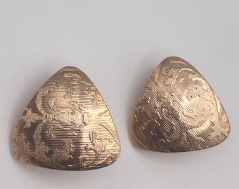 Vintage 80s Patterned Triangle Clip On Earrings Yellow Gold Tone Embossed Lines Floral Design