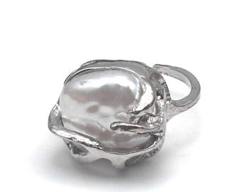 2000s Simulated Baroque Pearl Ring Size 4.5 4 1/2 Adjustable Silver Tone Pearlescent Cabochon Pinky