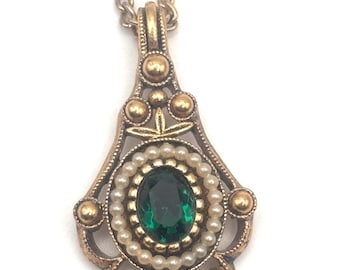 Vintage 70s Avon Versailles Pendant Necklace 22.5 22 1/2 Inches Simulated Emerald Oval Simulated Pearl Victorian Revival Yellow Gold Tone