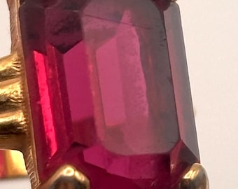 Vintage 60s Red Glass Stone Ring Size 8.5 8 1/2 Yellow Gold Tone Emerald Cut