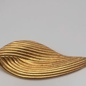 Vintage 60s Feather Brooch Yellow Gold Tone Braided Detail Minimalist MCM Horizontal