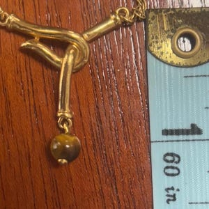 Vintage 60s Trifari Tiger Eye Bead Hook Necklace 15.5 15 1/2 Inches Yellow Gold Tone Y-Shape immagine 5