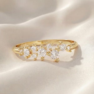 A 14K gold laboratory-grown diamond cluster ring, a gift for engagement, anniversaries, daily wear and women