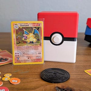 Caja para cartas de TCG con diseño de Pokeball impresa en 3D inspirada en Pokémon / Almacenamiento de cartas elegante y duradero