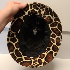 Urban Outfitters Brown and Cream Giraffe Print Bucket Hat afbeelding 2