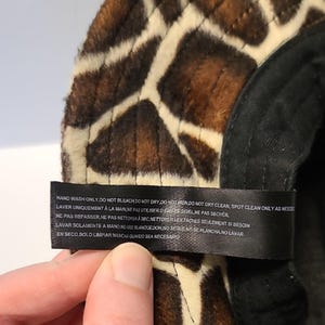 Urban Outfitters Brown and Cream Giraffe Print Bucket Hat afbeelding 5