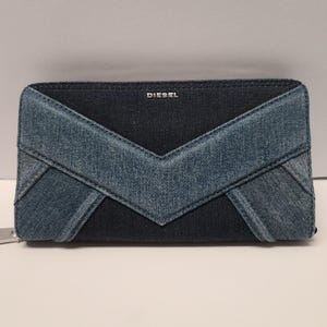 Cartera vaquera Diesel para mujer, color azul, con múltiples compartimentos y cremallera funcional.