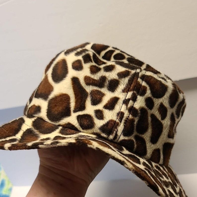 Urban Outfitters Brown and Cream Giraffe Print Bucket Hat afbeelding 6