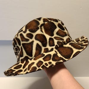 Urban Outfitters Brown and Cream Giraffe Print Bucket Hat afbeelding 1