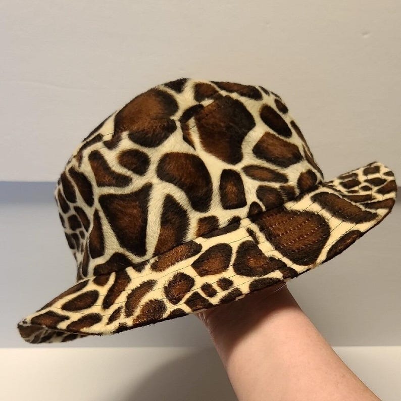 Urban Outfitters Brown and Cream Giraffe Print Bucket Hat afbeelding 1