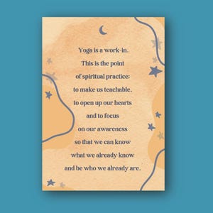 Op de afbeelding: Een rechthoekige print met een lichtoranje achtergrond en blauwe accenten. De print bevat de tekst "Yoga is a work-in" en andere inspirerende tekst. Het ontwerp bevat een halve maan en sterren.