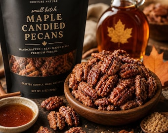 Könnte beinhalten: Nahaufnahme von Ahorn-Kandelnüssen in einer Holzschale, mit einer Tüte Pekannüssen und einer Flasche Ahornsirup im Hintergrund. Auf der Tüte steht "Maple Candied Pecans". Eine kleine Schale mit Sirup und ein Löffel brauner Zucker sind ebenfalls zu sehen.