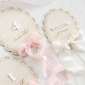 Personalisierte Schleife Meilenstein Marker und passendes Namensschild für Babys, Spitzenrahmen Ankündigung Set für Mädchen, Schleife Babypartygeschenk, ausgebogtes Band