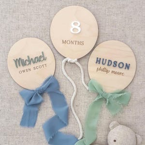 Marcadores de hitos intercambiables con globos de madera, letrero de anuncio de bebé en el hospital, globo aerostático