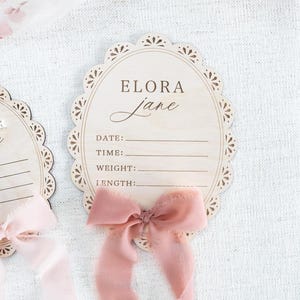 Baby Namen Ankündigungsschild: Schleife Krankenhaus Geburtskennzahl für Neugeborene mit Schleife