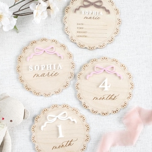 Marqueurs d'étape pour bébé avec noeud, rubans, cadre en dentelle, cadeau de baby shower pour nouveau-né, décoration pour chambre de bébé, Hello World, elle est là