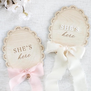 Faire-part de naissance en bois avec dentelle, plaque d'hôpital, marqueur d'étape importante de ruban pour fille, chambre de bébé, cadeau de baby shower, sexe révélateur