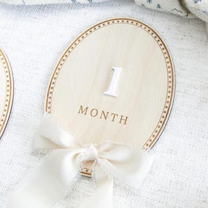 Marcadores de hitos mensuales para bebés, letreros intercambiables para el mes de un niño, marcadores de hitos con adornos de madera, anuncio de hospital para recién nacidos, accesorio para fotos de bebés
