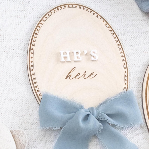 "Graviertes ""He's Here"" Krankenhaus Schild: Babymitteilung aus Holz mit Schleife."