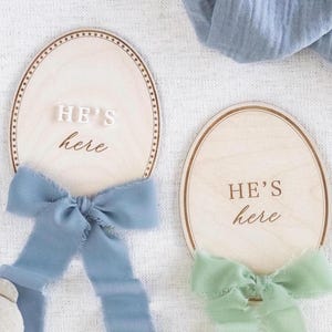 Garniture en bois, faire-part de naissance He's Here, panneau d'hôpital, marqueur d'étape de ruban pour garçon, chambre de bébé, cadeau de baby shower, sexe révélateur