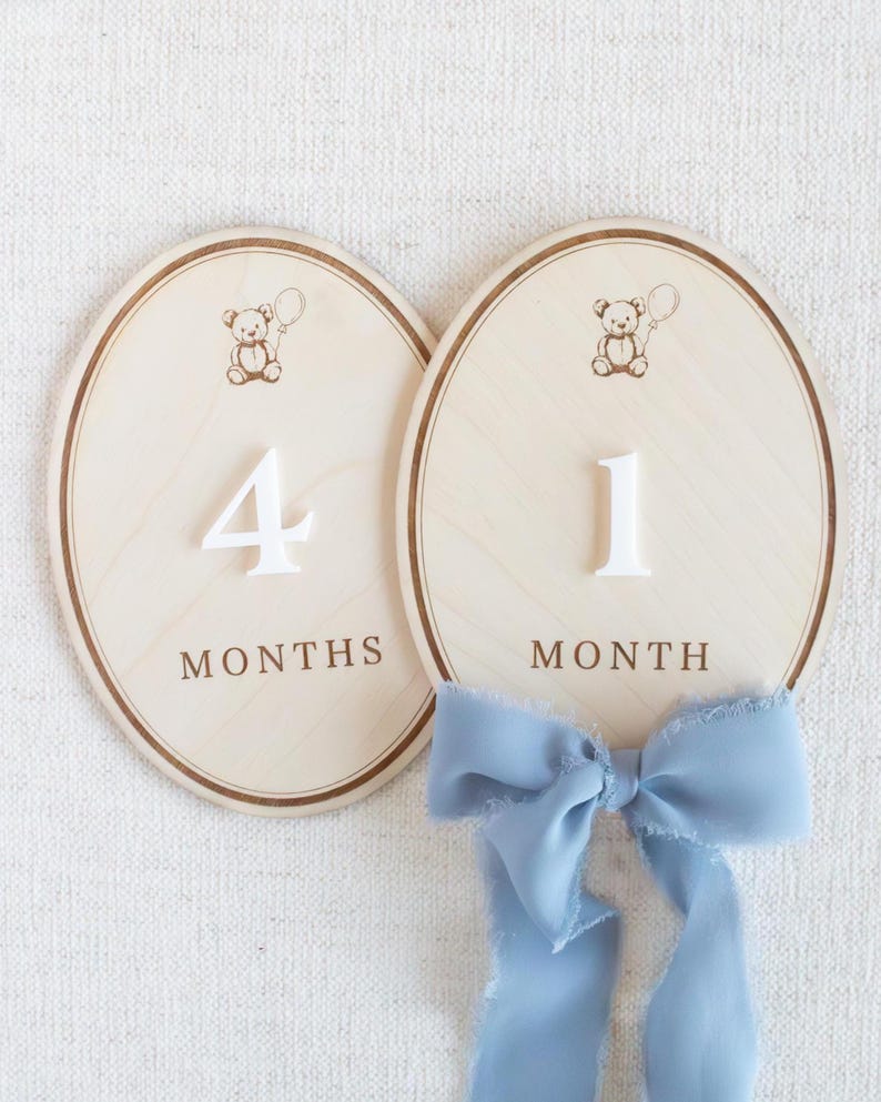 Full set of wooden baby month markers and milestone plaques for monthly baby photos, newborn photo sessions, and first year documentation. Neutral teddy bear theme works for baby boy or gender neutral nursery decor. Monthly milestone photo prop to capture 1–12 months, baby growth tracker for picture props, baby shower gift idea, handmade wooden milestone discs/plaques.