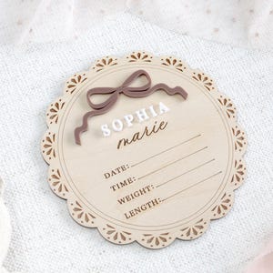 Baby Geburts-Statistik Zeichen, Krankenhaus Name Bekanntgabe Zeichen, Kinderzimmer Dekor, Baby-Dusche-Geschenk, Mädchen Meilenstein Marker Karten, Coquette Bow Band