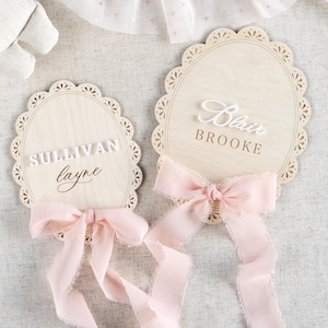 Faire-part de naissance nouveau-né en dentelle en bois, nom d'hôpital, décoration de chambre de bébé, cadeau de baby shower, marqueur d'étape importante pour fille, ruban noeud coquette