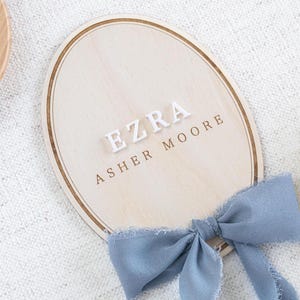 Faire-part du nom de l'hôpital pour nouveau-né pour bébé garçon, marqueurs d'étape clés à nœud interchangeable, cartes d'étapes importantes avec bordure en bois, accessoire photo pour bébé garçon