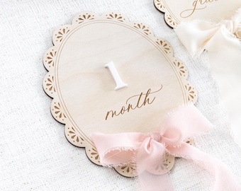 Schleife Baby Meilensteinkarten, Spitzenrahmen Band Meilensteinkarten, Neugeborenen Babypartygeschenk, Mädchen Kinderzimmer Dekor, Hallo Welt, Sie ist hier