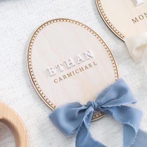Faire-part du nom de l'hôpital pour nouveau-né pour bébé garçon, marqueurs d'étape clés à nœud interchangeable, cartes d'étapes importantes avec bordure en bois, accessoire photo pour bébé garçon