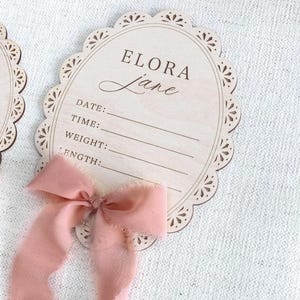 Estadísticas de nacimiento de bebés recién nacidos con encaje de madera, letrero con nombre de hospital, decoración de guardería, regalo de baby shower, marcador de hito para niña, cinta de moño coqueta