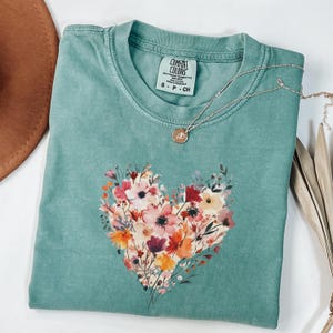 Camiseta con corazón de acuarela Comfort Colors®, regalo para el día de San Valentín, camiseta con corazón colorido, camiseta con corazón para el día de San Valentín, regalo para mamá, camiseta estética