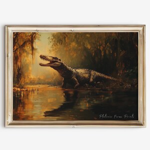 Puede incluir: Una pintura de un gran caimán en un pantano. El caimán está en el agua con la boca abierta. El fondo es un pantano verde exuberante con árboles y enredaderas. La pintura está enmarcada en un marco dorado.