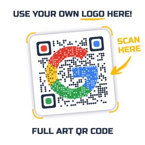 Könnte beinhalten: Ein weißer quadratischer QR-Code mit einem farbenfrohen Google-Logo in der Mitte. Der Code ist von einem gelben Rahmen umgeben, mit den Texten "USE YOUR OWN LOGO HERE!" und "FULL ART QR CODE" darüber und darunter. Ein Pfeil zeigt auf den Text "SCAN HERE".