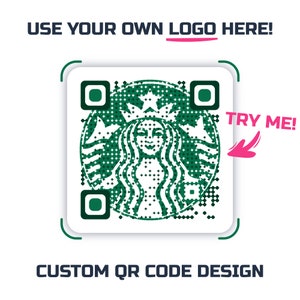 Puede incluir: Un código QR verde y blanco con el logotipo de Starbucks en el centro. El texto "USE YOUR OWN LOGO HERE!" está encima del código y "TRY ME!" está a la derecha del código. El texto "CUSTOM QR CODE DESIGN" está debajo del código.