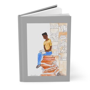 Cuaderno de escritura de tapa dura - Diseño de un joven negro leyendo, diario de reflexión para inspirarse y crear. imagen 4