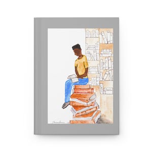 Cuaderno de escritura de tapa dura - Diseño de un joven negro leyendo, diario de reflexión para inspirarse y crear. imagen 1