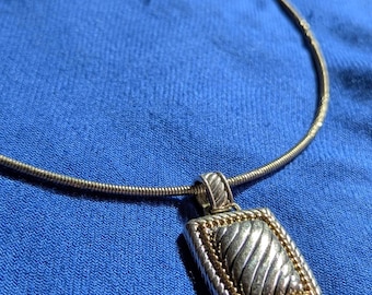 Collana girocollo vintage Torque: ciondolo bicolore, gioiello vistoso da indossare al collo.