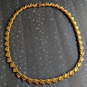 Collar Napier vintage: gargantilla modernista de eslabones geométricos en tono dorado de los años 80.