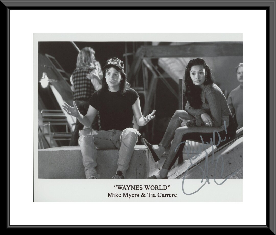 ウェインズ・ワールド ティア・カレル直筆サイン入り写真 - 額入り