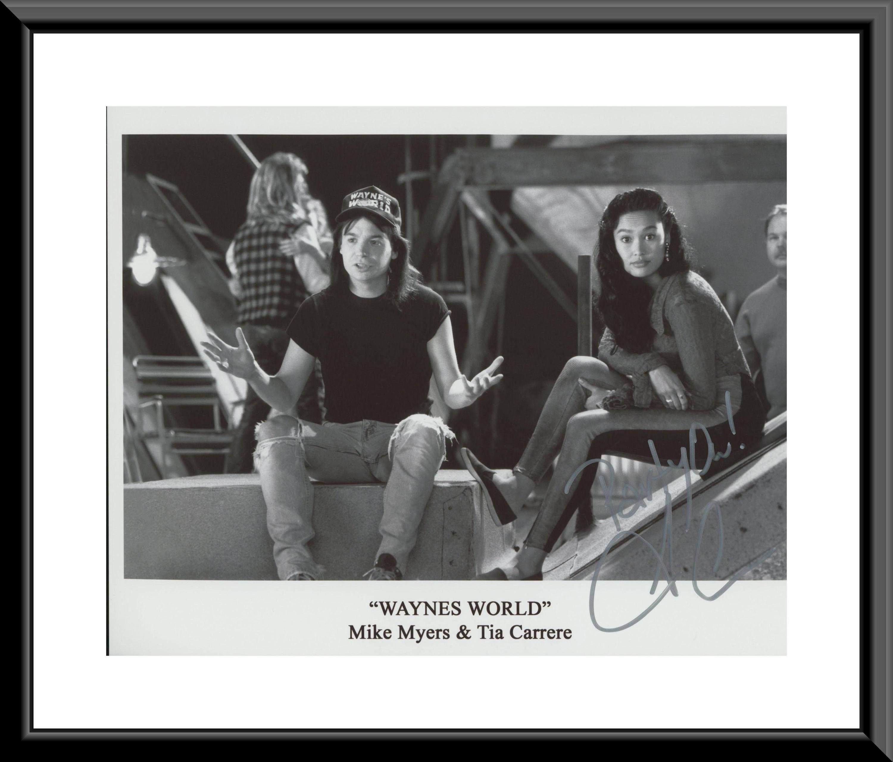ウェインズ・ワールド ティア・カレル直筆サイン入り写真 - 額入り