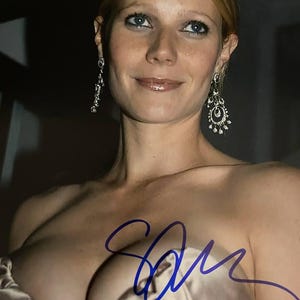 Gwyneth Paltrow original autographed photo - framed