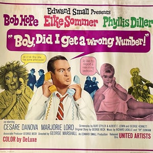 Puede incluir: Un póster de película vintage para la película "Boy, Did I Get a Wrong Number!" protagonizada por Bob Hope, Elke Sommer y Phyllis Diller. El póster presenta un diseño colorido con los nombres de los actores en letras grandes y en negrita.