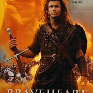 Könnte beinhalten: Ein Filmplakat für den Film Braveheart mit Mel Gibson. Das Plakat zeigt eine Nahaufnahme von Mel Gibson als William Wallace, der ein Schwert hält, mit einer Schlacht im Hintergrund. Der Text auf dem Plakat lautet "Mel Gibson", "Braveheart", "Jeder Mann stirbt, aber nicht jeder Mann lebt wirklich.", und "Kinostart: Mittwoch, 24. Mai".