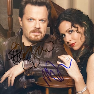 Peut inclure: Une tasse en céramique blanche avec une anse noire et le texte "But First, Coffee" en noir, en gras. La tasse est posée sur une surface blanche.