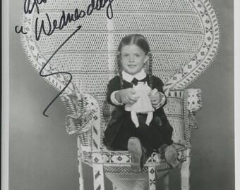 MItch Addams Lisa Loring original signiertes Foto - gerahmt