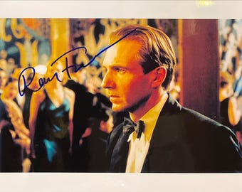 The Kingsmen Ralph Fiennes handsigniertes Originalfoto - gerahmt