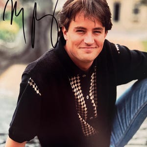 Friends Matthew Perry original autographed photo - framed